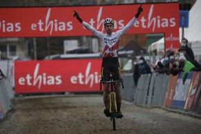 Van Aert beats Van der Poel to win with authority the Overijse World Cup and the overall classification
