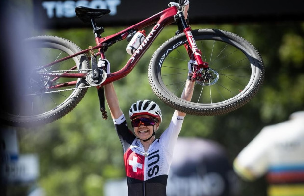 Sina Frei arrasa en Val di Sole y se proclama Campeona del Mundo XCO 2026