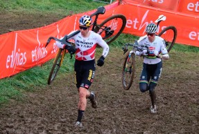 Van Aert se impone a Van der Poel y gana con autoridad la Copa del Mundo de Overijse y la clasificación general