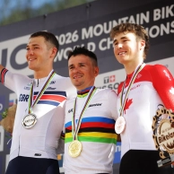 Pidcock pasa por encima de todos y es Campeón del Mundo XCO 2026