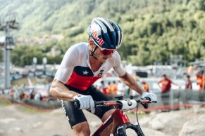 Pidcock pasa por encima de todos y es Campeón del Mundo XCO 2026