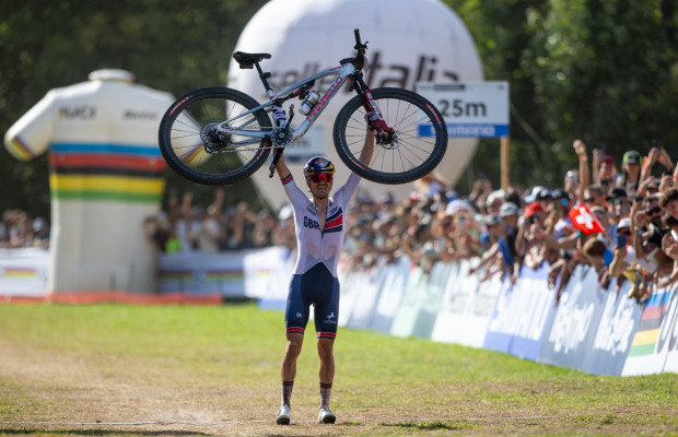 Pidcock dominates everyone to become XCO World Champion again in 2026