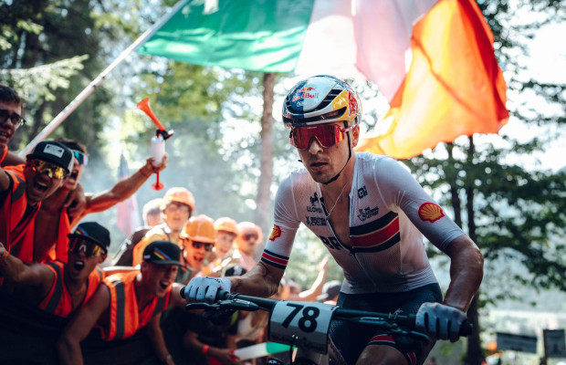 Menos de 7 min de vídeo con las remontadas, ataques y mejores momentos del Mundial XCO de Val di Sole