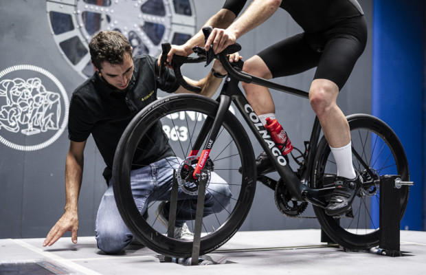 Colnago responde às críticas de Tom Boonen e o convida a experimentar a bicicleta de Pogacar.