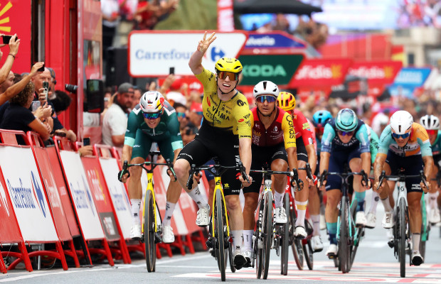Visma vuelve a dominar el sprint: Brennan gana su tercera etapa tras el lanzamiento de Van Aert