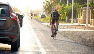 La DGT reduce la velocidad a la que los conductores pueden adelantar ciclistas