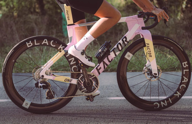 Neue Factor ONE: das Superbike, das die Aerodynamik und die moderne Geometrie des Radfahrens neu definiert
