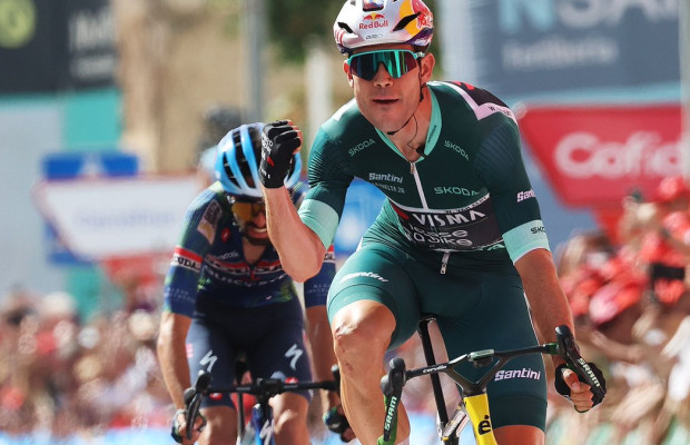 Wout van Aert remata una gran fuga en Loja y consigue su primera victoria en La Vuelta