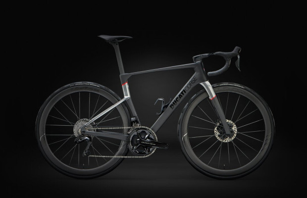Ducati cambia los caballos por los vatios en su nueva etapa ciclista: así son las Monoscocca y GraviaX con carbono italiano