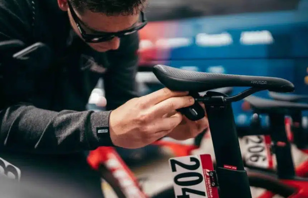 "En todas las carreras y lo más rápido posible": la UCI endurece su postura y quiere localizadores GPS en todas las bicis y vehículos del pelotón