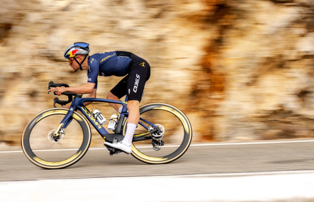 Kann ein Rennrad mit einem Downhill-Bike mithalten? Pidcock versucht es gegen Bruni