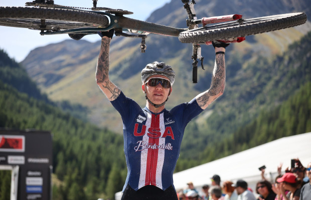 Keegan Swenson und Kate Courtney werden in den spektakulären Schweizer Alpen Weltmeister im Marathon