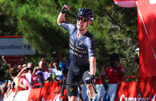 Eddie Dunbar gewinnt auf Peñas Blancas, während Mas Rogličs Angriff abwehrt