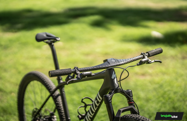 Wir testen das Eiros Atena: ein ultraleichtes Premium-Cockpit aus Carbon, gefertigt in Barcelona
