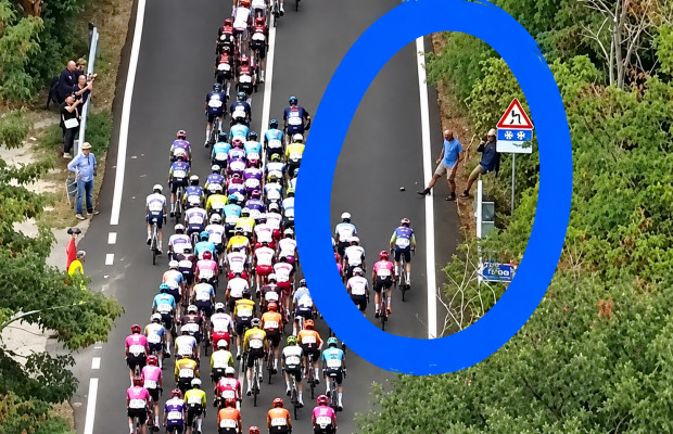 Um espectador devolve com um chute um galão ao pelotão e provoca uma queda