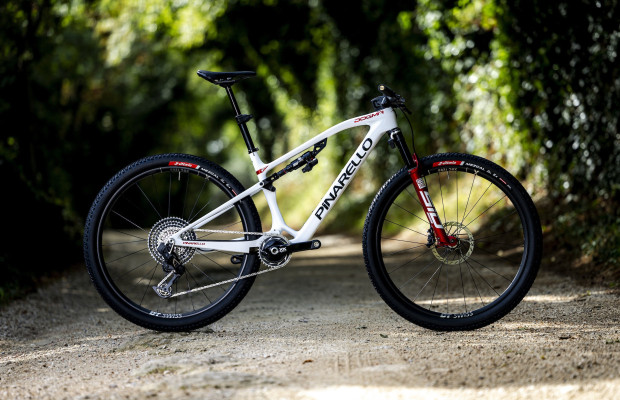 A Pinarello amplia a família DOGMA XC com uma nova versão XCT mais focada nas descidas