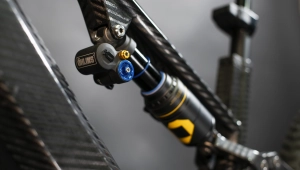 Eiros fait une entrée fracassante dans le monde des e-MTB avec un modèle full power exclusif de 18,5 kg, en configuration mullet et avec 170 mm de débattement