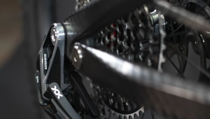 Eiros fait une entrée fracassante dans le monde des e-MTB avec un modèle full power exclusif de 18,5 kg, en configuration mullet et avec 170 mm de débattement