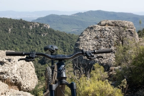 Eiros fait une entrée fracassante dans le monde des e-MTB avec un modèle full power exclusif de 18,5 kg, en configuration mullet et avec 170 mm de débattement