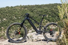 Eiros fait une entrée fracassante dans le monde des e-MTB avec un modèle full power exclusif de 18,5 kg, en configuration mullet et avec 170 mm de débattement
