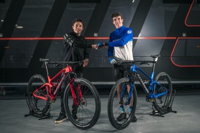Álex y Marc Marquez "fichan" por Mondraker
