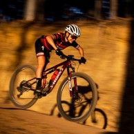 El pequeño cohete rojo, con forma de Specialized S-Works Epic, de Sina Frei