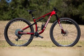 El pequeño cohete rojo, con forma de Specialized S-Works Epic, de Sina Frei