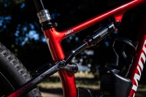 El pequeño cohete rojo, con forma de Specialized S-Works Epic, de Sina Frei