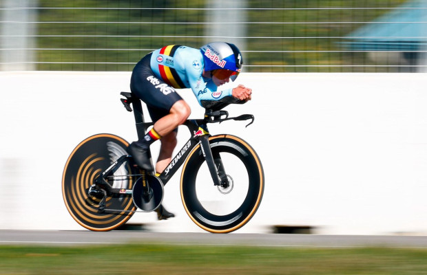 Evenepoel arrasa e faz história ao conquistar seu quarto Mundial de Contrarrelógio consecutivo, enquanto Seixas fica com o bronze surpreendente