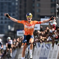 Vollering gana un Mundial de infarto ante Niewiadoma y Longo Borghini