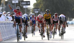Van der Poel comienza la temporada de carretera ganando la primera del Tour UAE