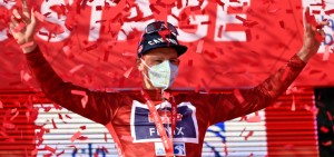 Van der Poel comienza la temporada de carretera ganando la primera del Tour UAE