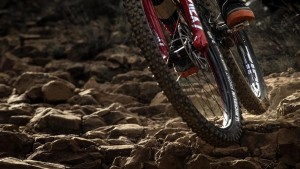 ruedas-mtb-aluminio-vs-carbono-pros-contras/