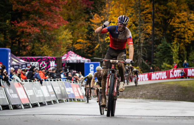 Martin Vidaurre gana el XCC de Lake Placid tras un brutal ataque de Schwarzbauer: Luca Martin se lleva la general