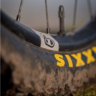 ruedas-mtb-aluminio-vs-carbono-pros-contras/