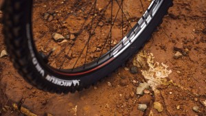 ruedas-mtb-aluminio-vs-carbono-pros-contras/