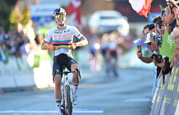 Demi Vollering debuts in the rainbow jersey by winning the European Championships
