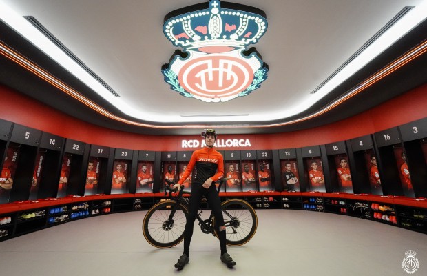 El campeón del mundo de Moto GP se une al proyecto futbolístico de Specialized