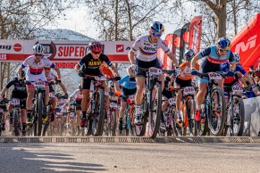 Evie Richards gana una emocionante Super Cup Massi Banyoles 2021 en la que Rocío del Alba García da la sorpresa