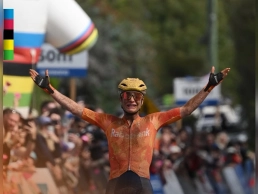 Marianne Vos wins her second Gravel World Championship after a thrilling finale featuring a crash and a devastating attack