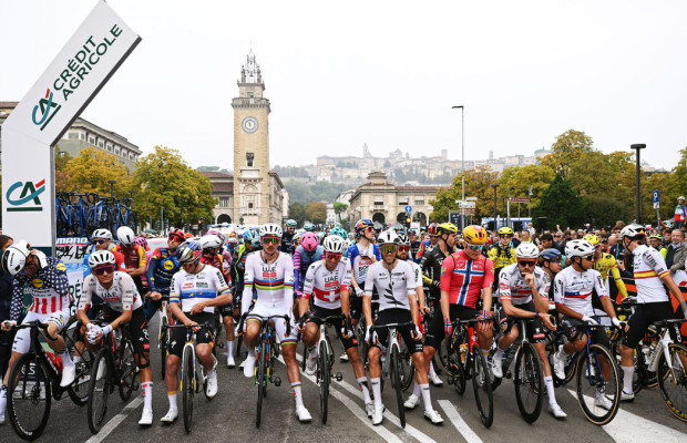 The peloton brings Il Lombardia to a standstill for five minutes and issues a safety ultimatum