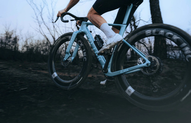 ¿Una gravel racing y dos juegos de ruedas pueden sustituir a una bici de carretera? Muchos ya están tomando esta opción