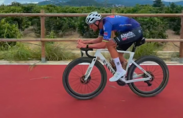 Gravel, pizza y buen tiempo: Van der Poel estrena su nueva Canyon Grail en España y a su manera
