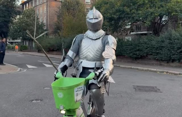 Deux armures, deux lances et deux vélos électriques : cette vidéo cumule déjà plus de 5 millions de vues