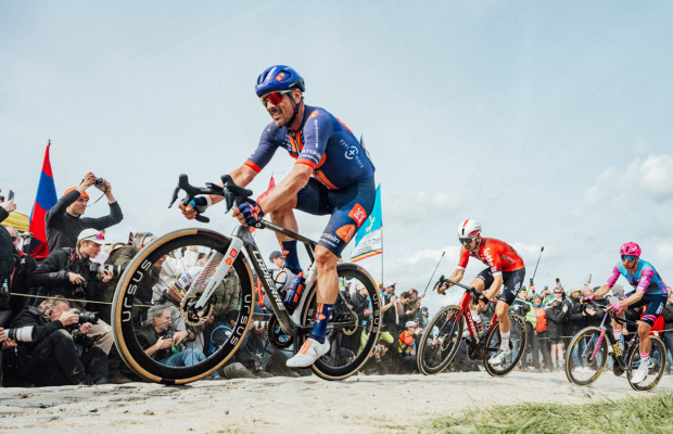 Lapierres Probleme erreichen die WorldTour und bringen Picnic PostNL in Bedrängnis