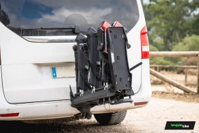 Probamos el Thule Epos ParkSecure 3B, uno de los portabicicletas más avanzados del mercado: tres bicicletas, sensores de aparcamiento y plegado total