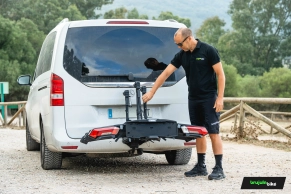 Probamos el Thule Epos ParkSecure 3B, uno de los portabicicletas más avanzados del mercado: tres bicicletas, sensores de aparcamiento y plegado total