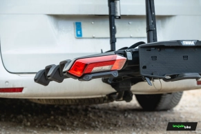Probamos el Thule Epos ParkSecure 3B, uno de los portabicicletas más avanzados del mercado: tres bicicletas, sensores de aparcamiento y plegado total
