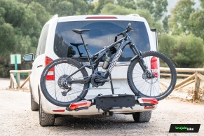 Probamos el Thule Epos ParkSecure 3B, uno de los portabicicletas más avanzados del mercado: tres bicicletas, sensores de aparcamiento y plegado total