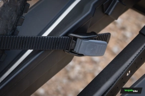 Probamos el Thule Epos ParkSecure 3B, uno de los portabicicletas más avanzados del mercado: tres bicicletas, sensores de aparcamiento y plegado total